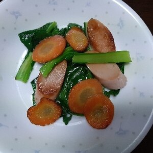 小松菜と人参と魚肉ソーセージの炒め物